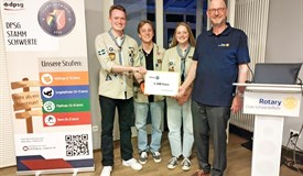 (v.r.n.l) Dr. Richard Saure mit Pauline Selve, Eric Wiemann und Till Förster
