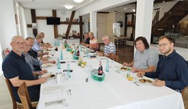 Rotarier mit den Verantwortlichen der Tafel beim Mittagessen