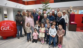 Der geschmückte Wunschbaum in der Schalterhalle der Sparkasse