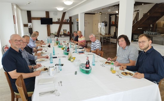 Rotarier mit den Verantwortlichen der Tafel beim Mittagessen