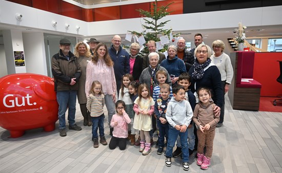 Der geschmückte Wunschbaum in der Schalterhalle der Sparkasse