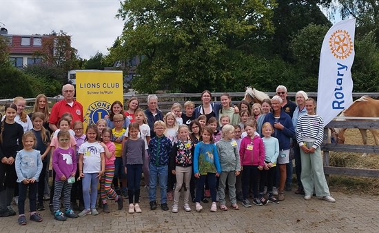 Die stolze Reiterschar mit Vertretern der Schwerter Service Clubs 